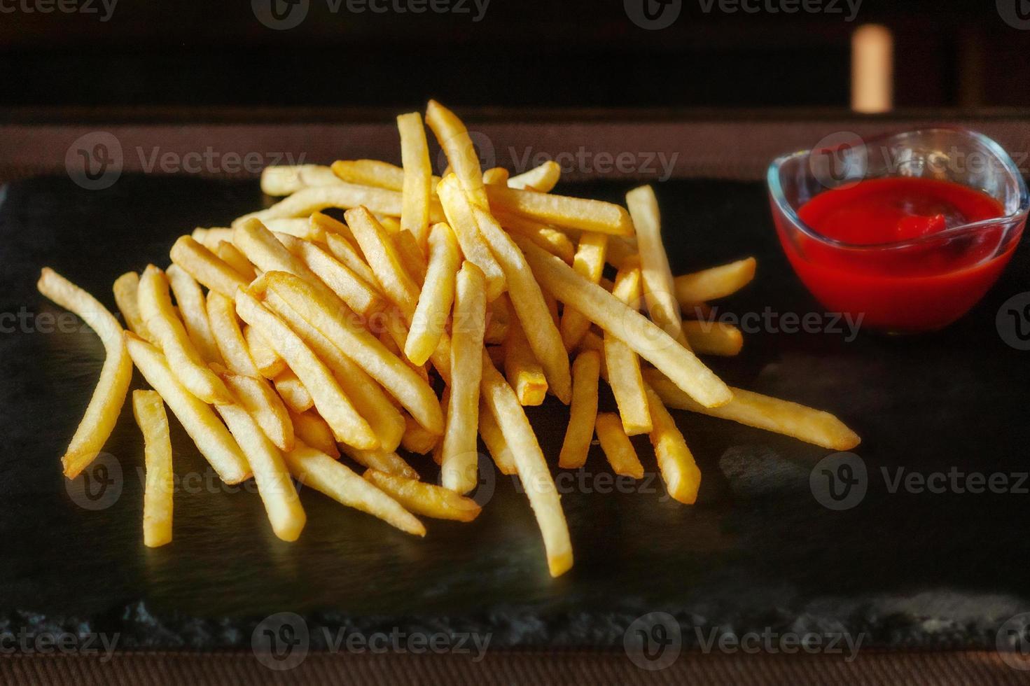 gefrituurde aardappelen met saus. frites en tomatensaus of ketchup. foto