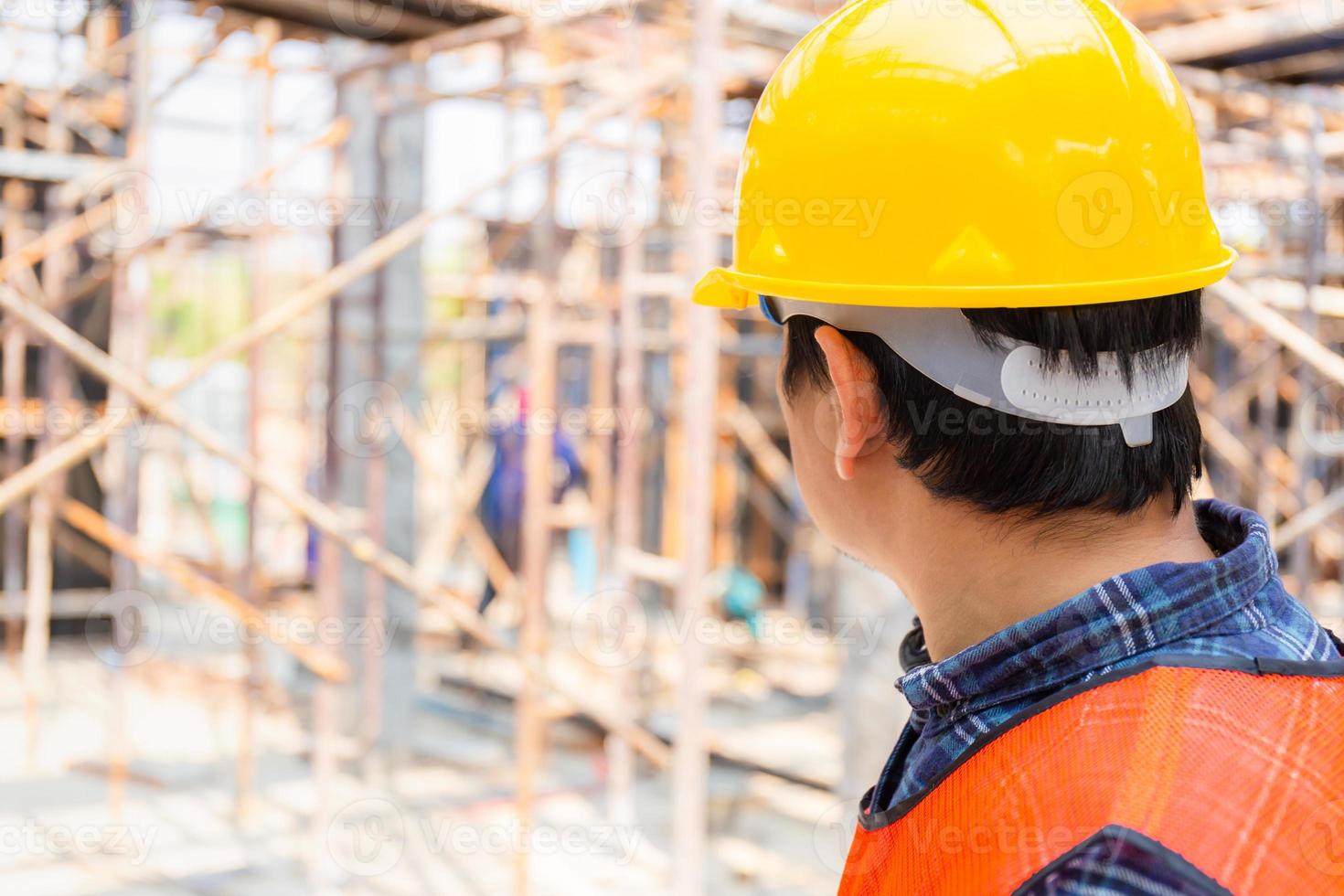 ingenieur voorman controleren en plannen van project op bouwplaats foto