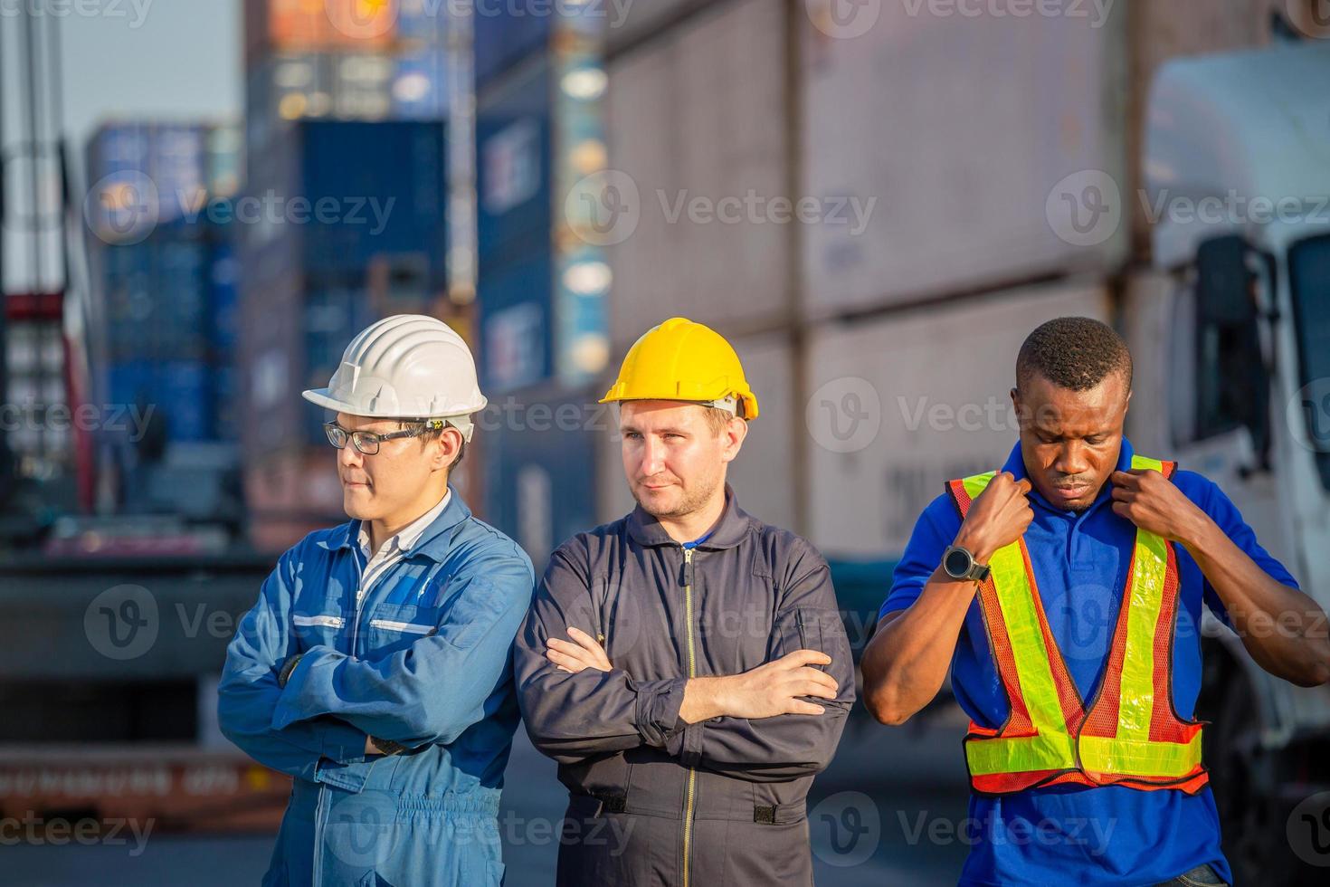 multi-etnisch en groepswerkconcept, groep ingenieurs en fabrieksarbeidersteam bij ladingscontainer foto