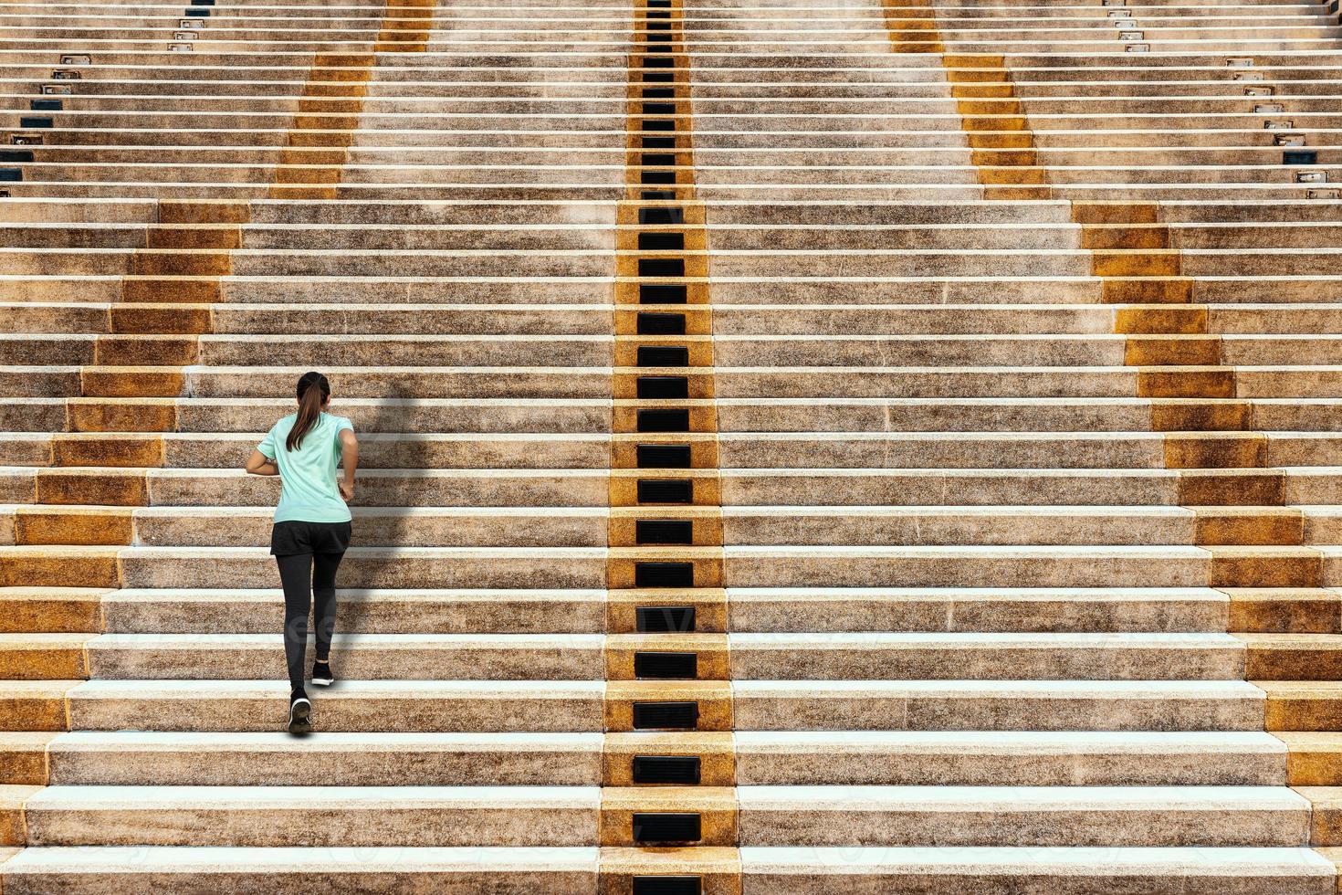 jonge vrouw aangelopen in stedelijke trappen concrete achtergrond. foto