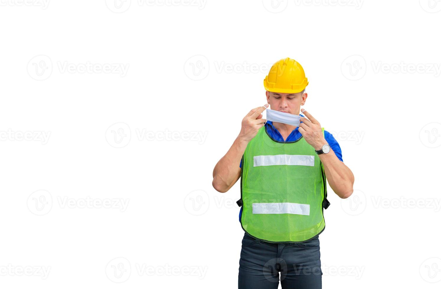 ingenieur man met gezichtsmasker tegen coronavirus, man met uitknippad op witte achtergrond foto