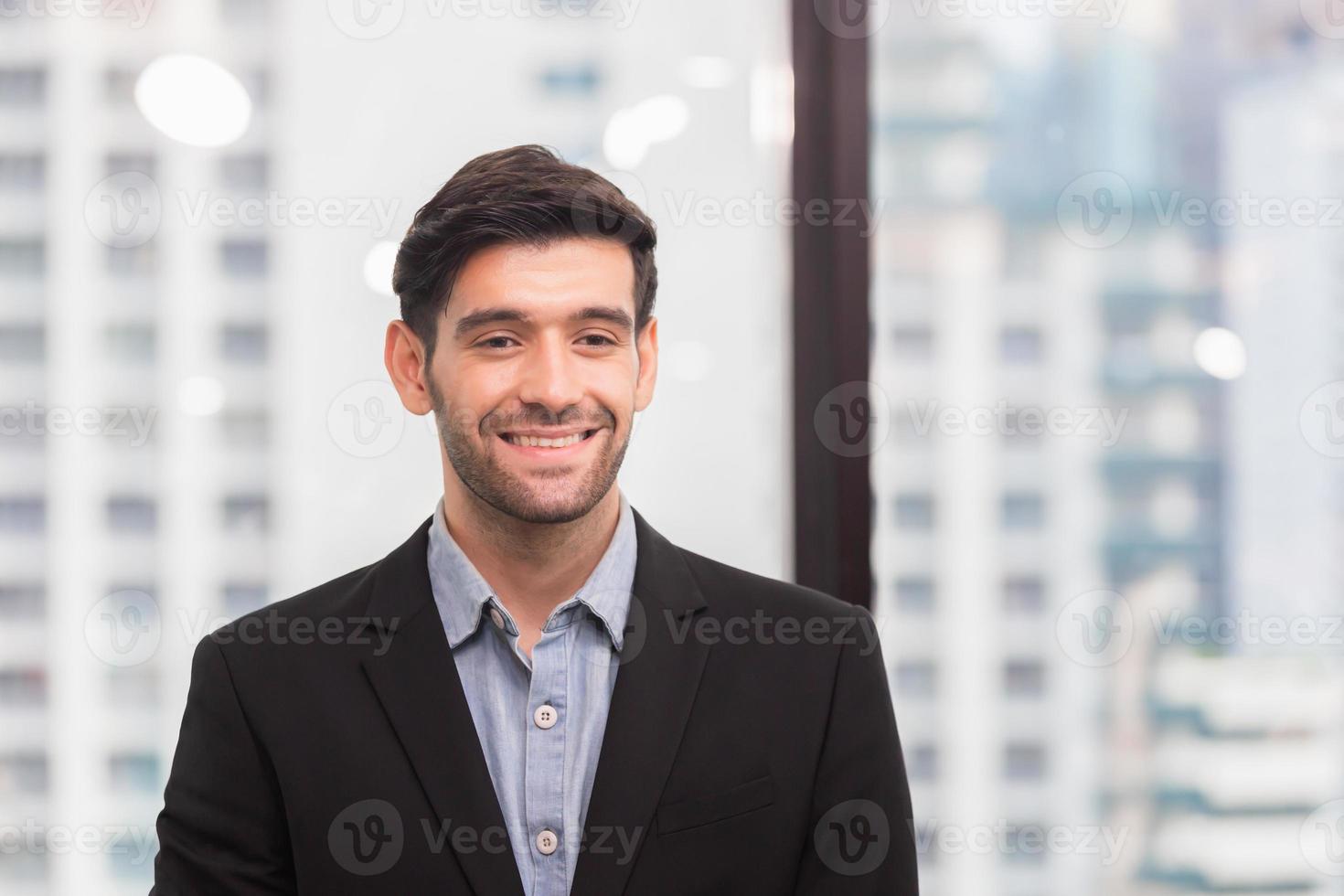 headshot van knappe succesvolle lachende vrolijke zakenman in office foto