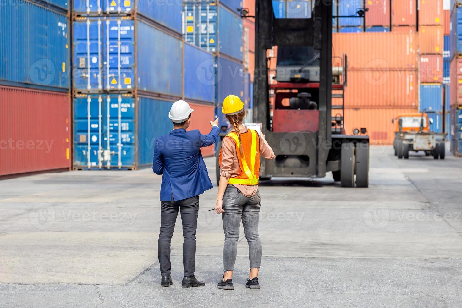 ingenieur en voorman team in veiligheidshelm en veiligheidsvest controle laadcontainers doos van vracht, logistiek concept foto