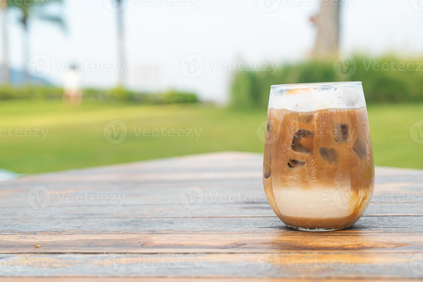 ijs latte koffie glas op tafel foto