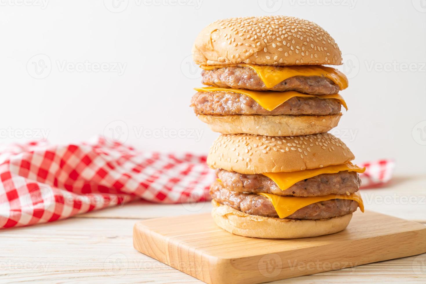 varkenshamburger of varkensburger met kaas foto