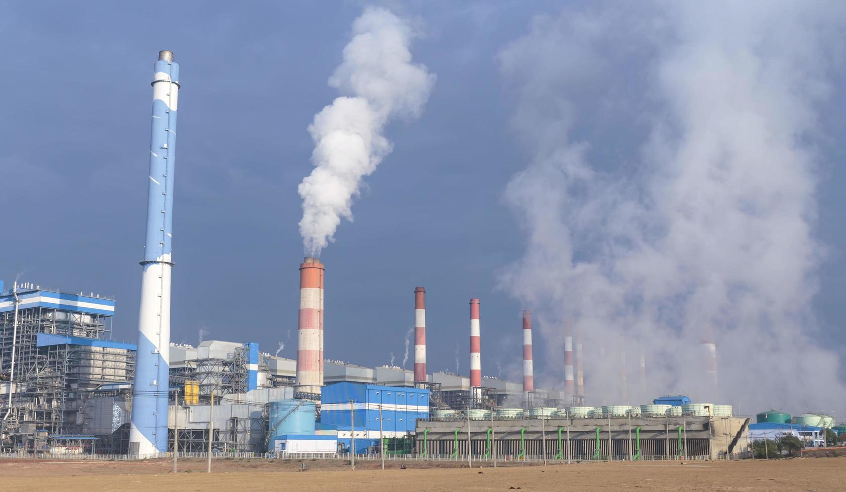 schoorstenen van elektriciteitscentrales gebruiken bruinkool als brandstof foto