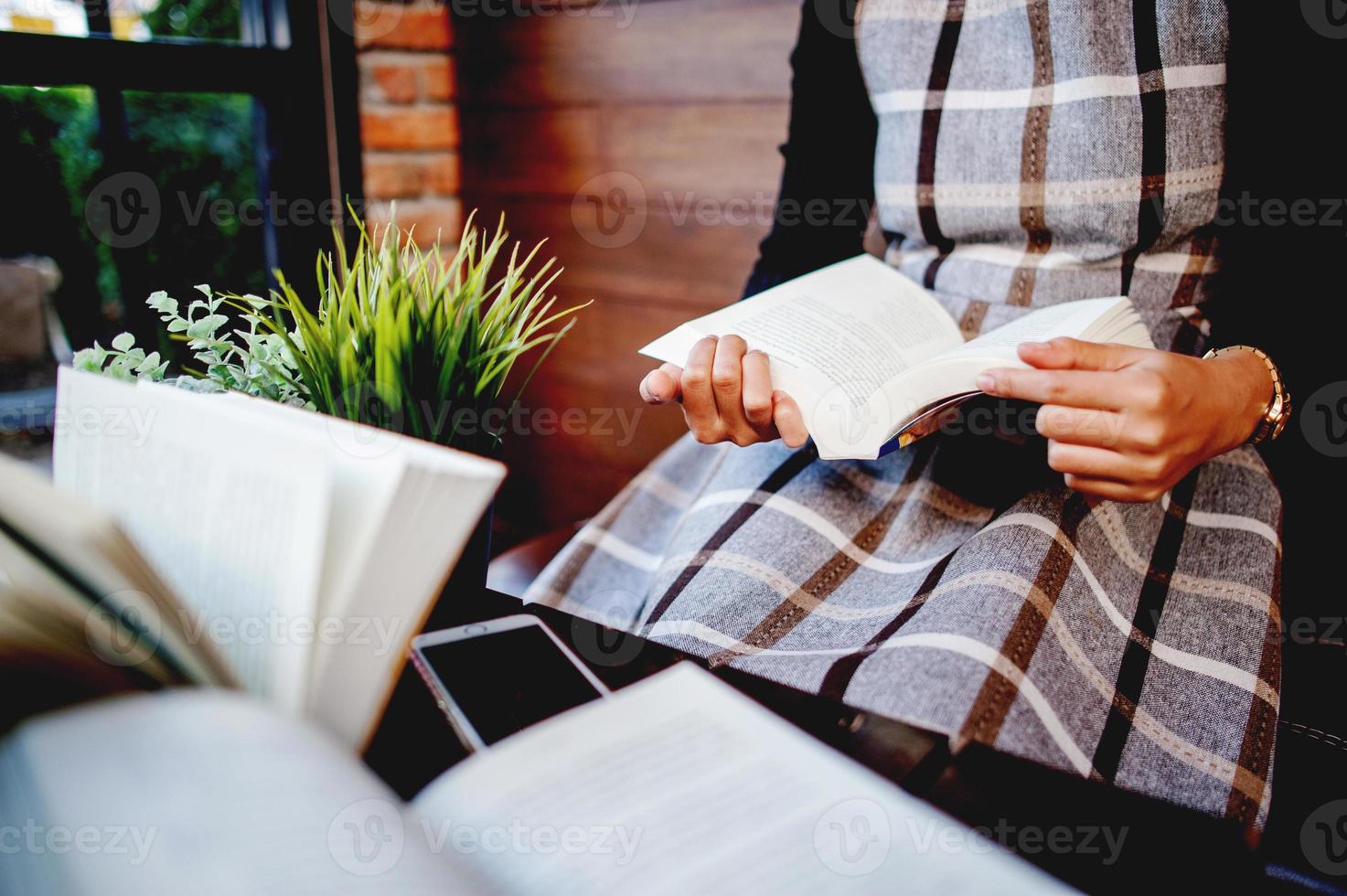 hand en boek van jonge vrouwen leest boeken voor onderwijsonderwijsconcept foto