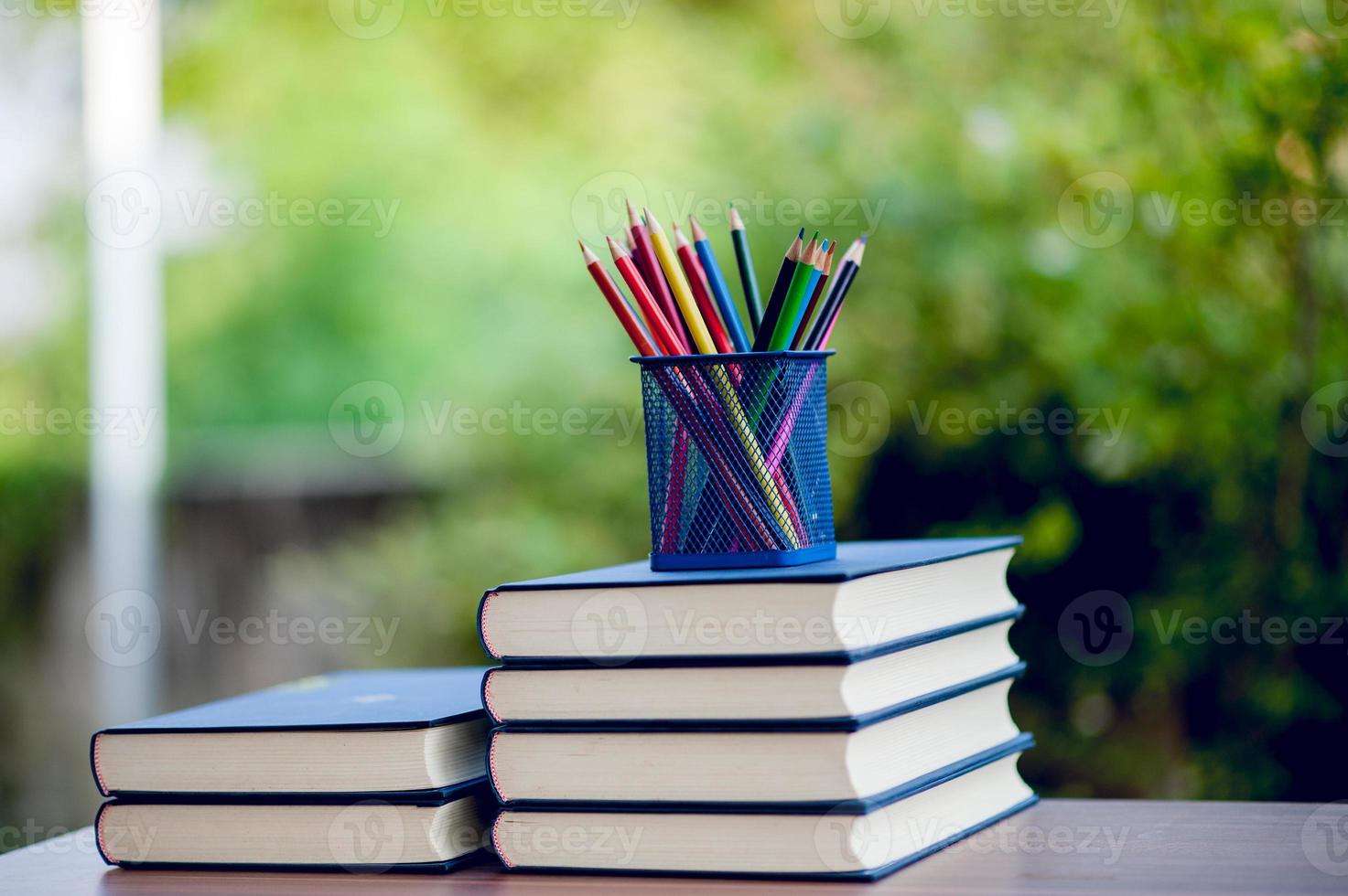 educatieve apparatuur, borden en boeken onderwijsconcept met kopieerruimte foto