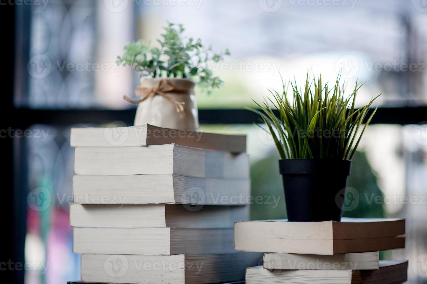 boek op het bureau geplaatst veel boeken, prachtige kleuren om te studeren, kennis, onderwijs - afbeeldingen foto