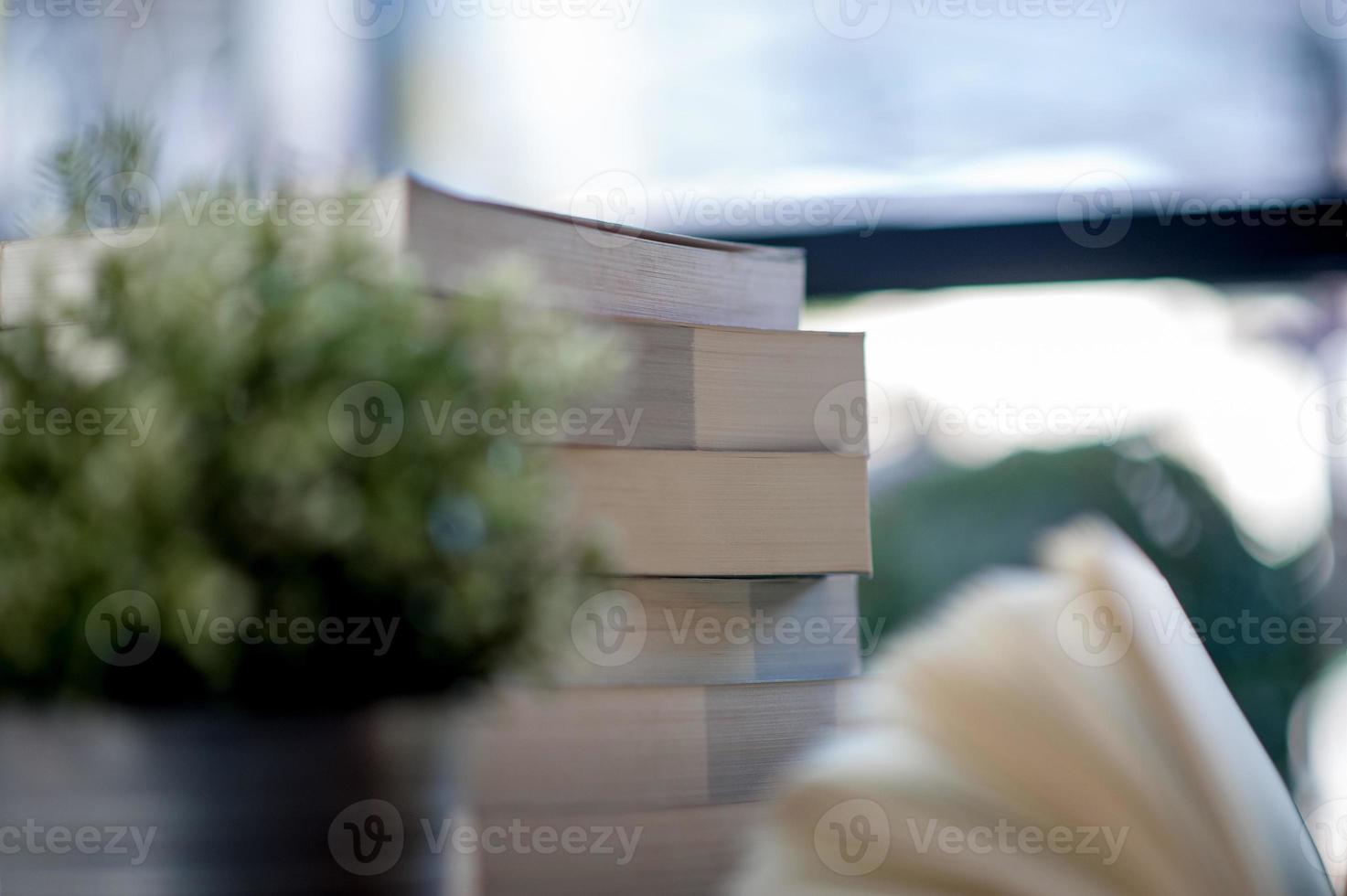 boek op het bureau geplaatst veel boeken, prachtige kleuren om te studeren, kennis, onderwijs - afbeeldingen foto