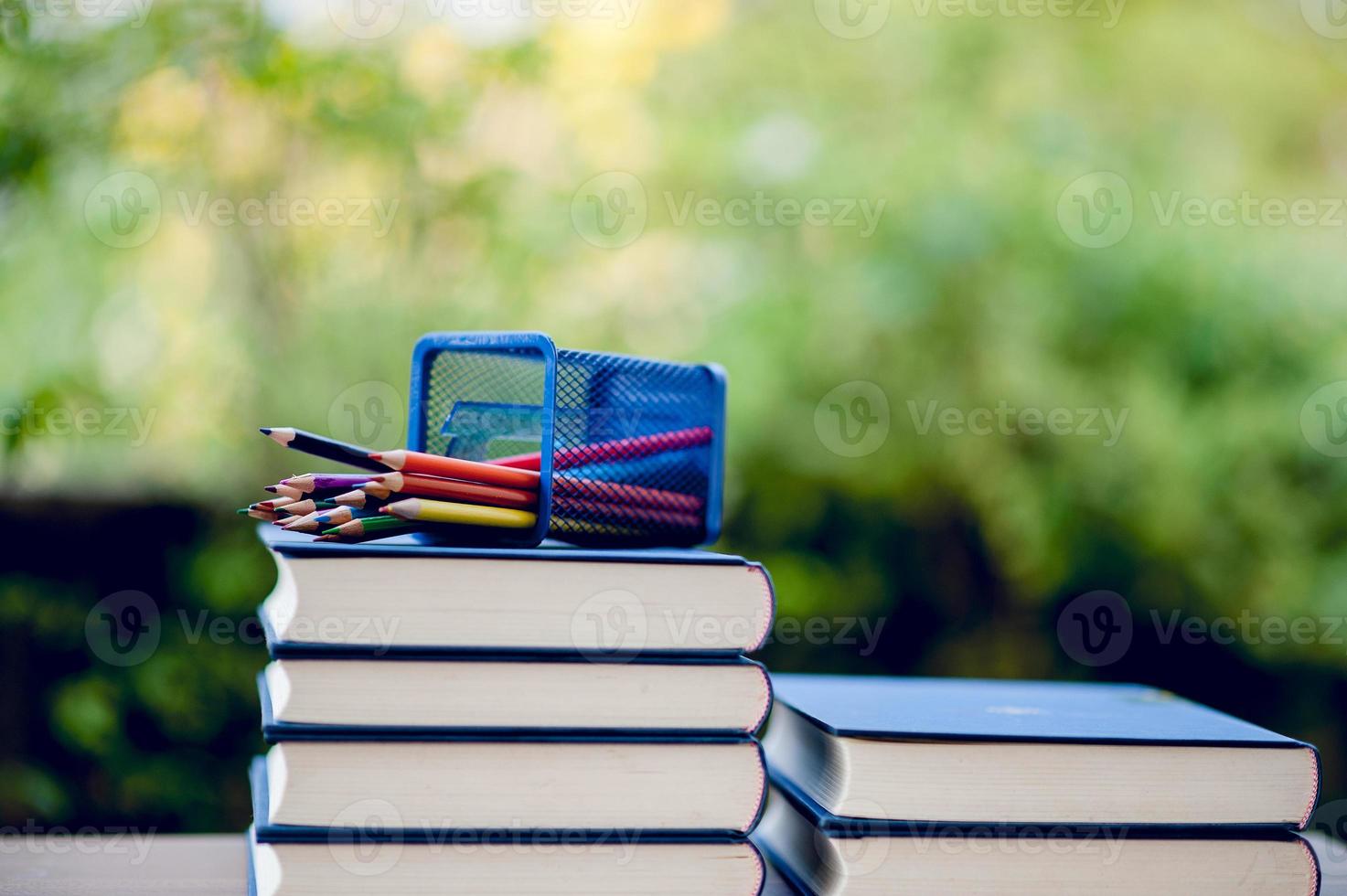 educatieve apparatuur, borden en boeken onderwijsconcept met kopieerruimte foto