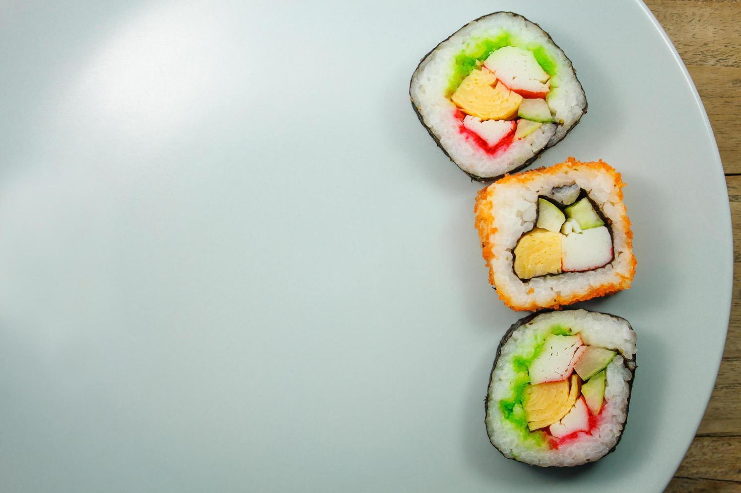 sushi maki op een bord boven houten tafel foto