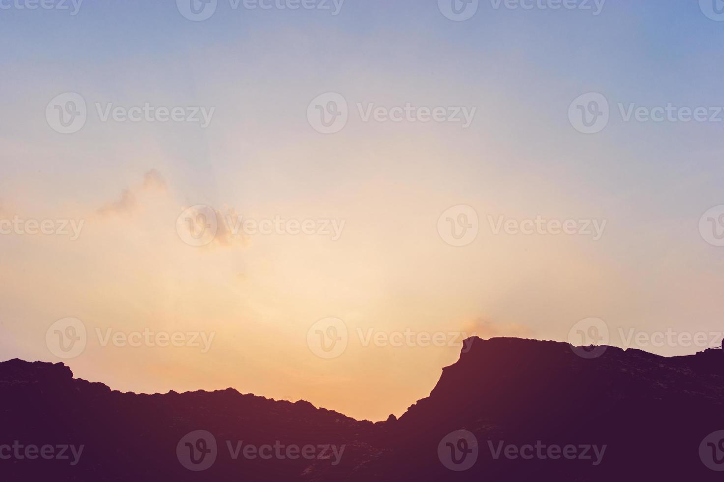 berg silhouet de zon, de lucht en het leven silhouet concept foto