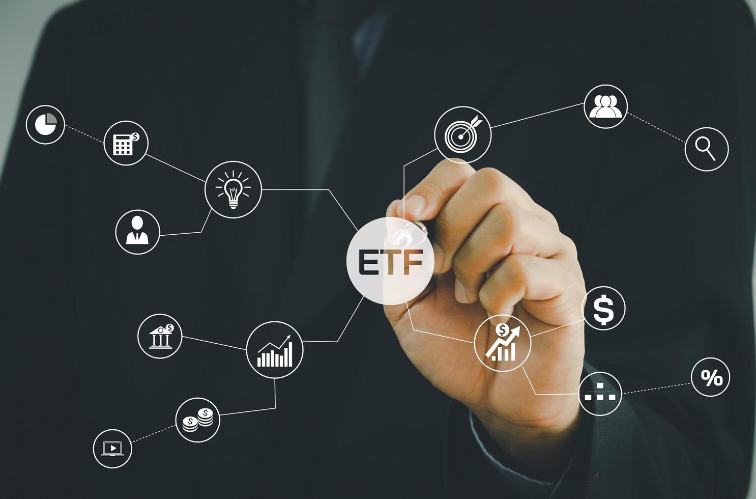 hand zakenman pictogram etf beurs verhandeld fonds virtueel scherm internet zakelijke beurs financieren index fonds concept. foto