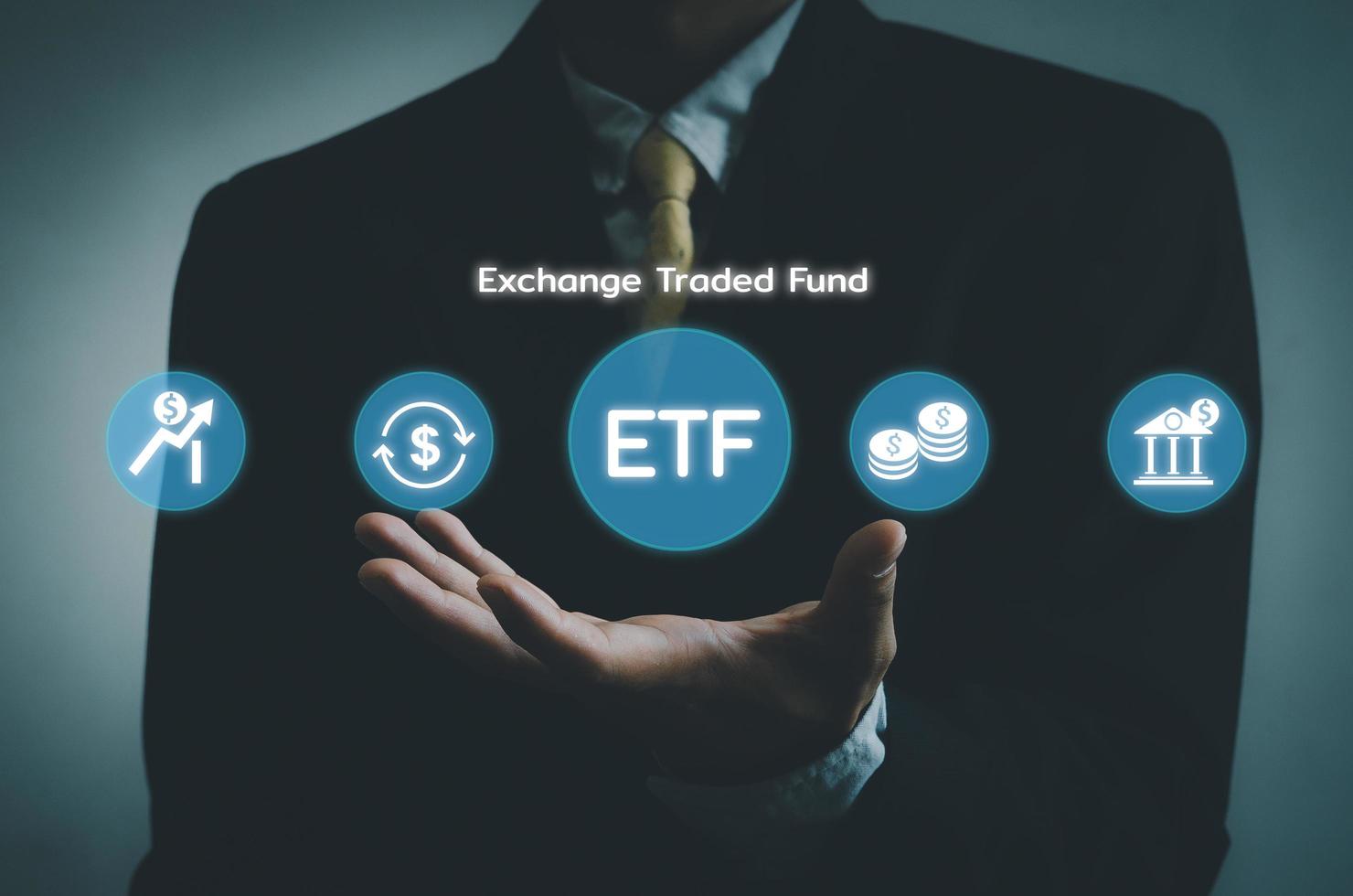 hand zakenman pictogram etf beurs verhandeld fonds virtueel scherm internet zakelijke beurs financieren index fonds concept. foto