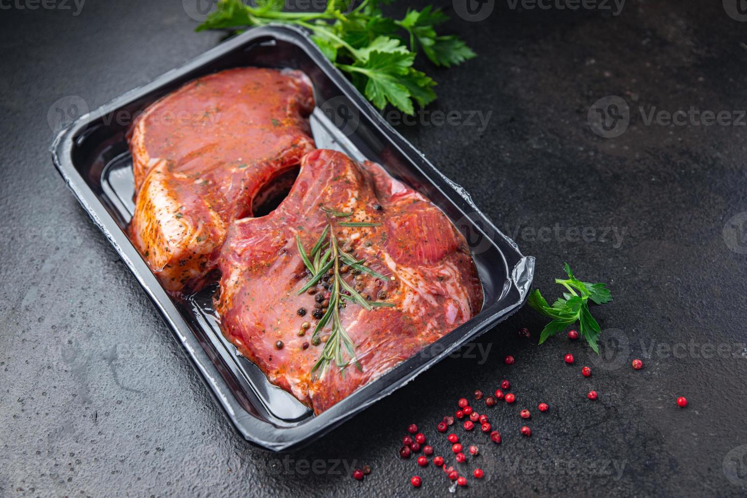 vlees rauwe biefstuk varkensvlees rundvlees vers maaltijd voedsel dieet snack foto