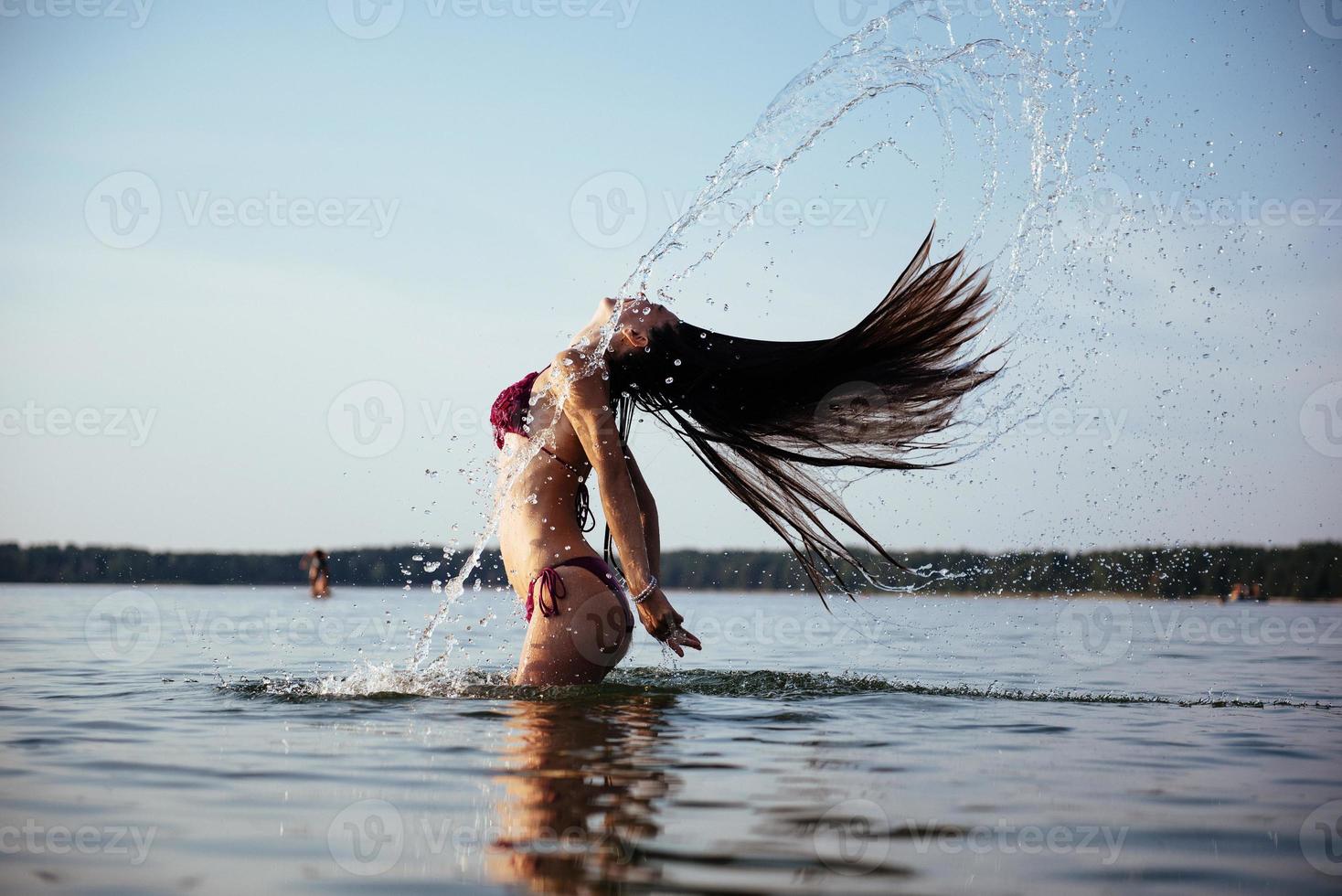 blonde vrouw op water achtergrond foto