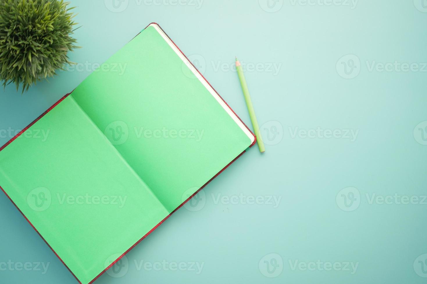 hoge hoekmening van open notitieblok op lichte kleur achtergrond foto
