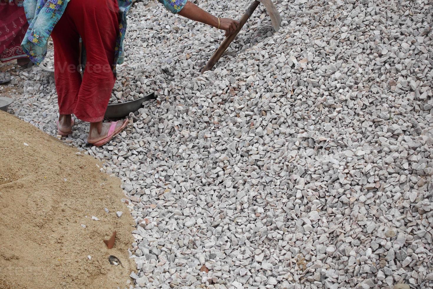 vrouwen werken op een bouwplaats in dhaka in bangladesh foto
