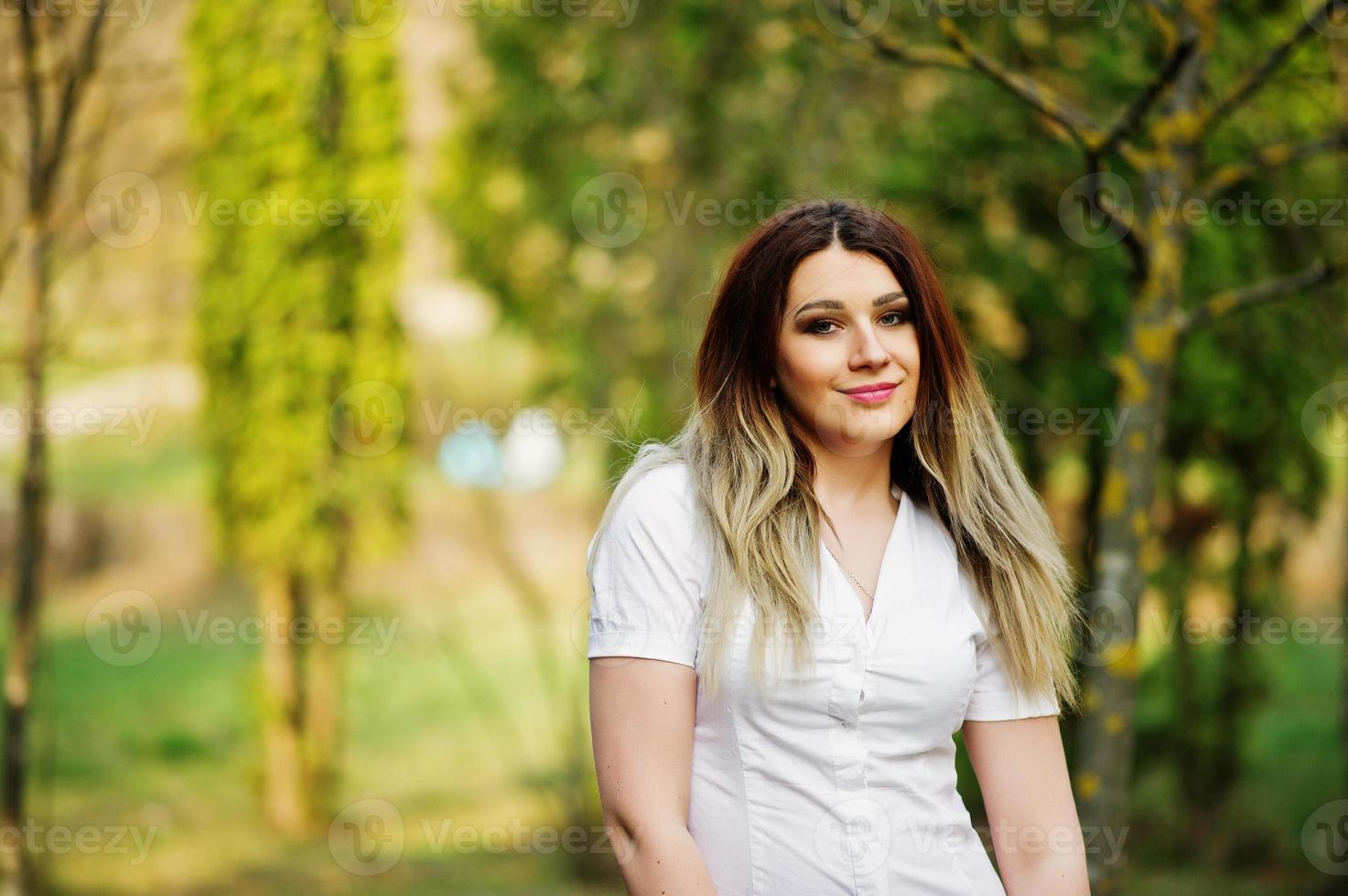 portret van meisje met gestreept haar, draag een witte blouse en laat haar schouders zien. foto