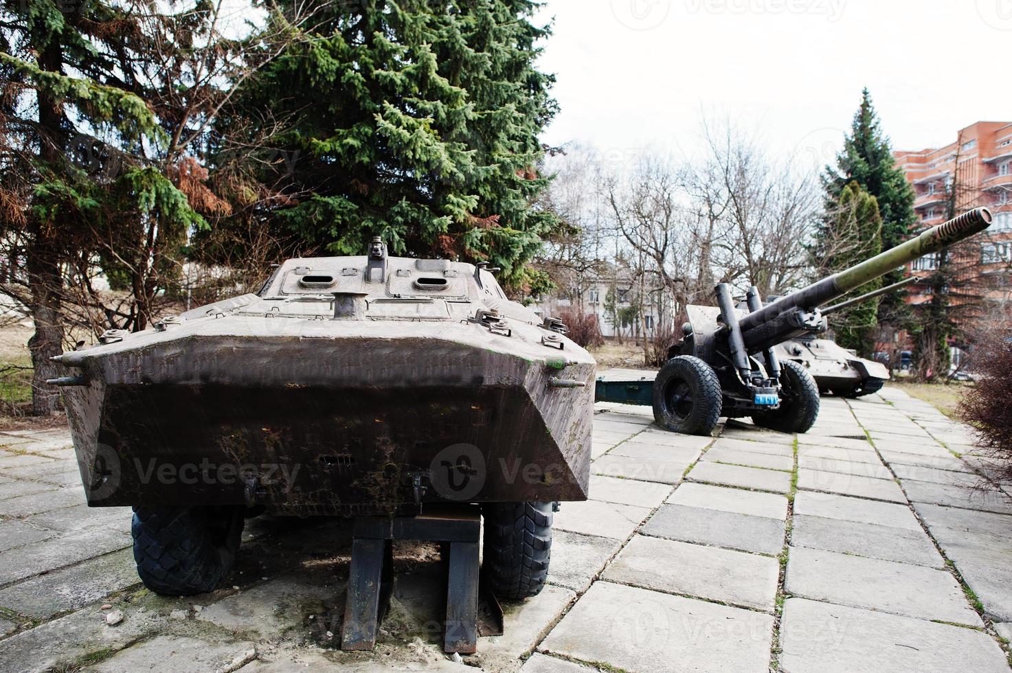 oude vintage militaire infanterie gevechtsvoertuig met houwitser en tank. foto