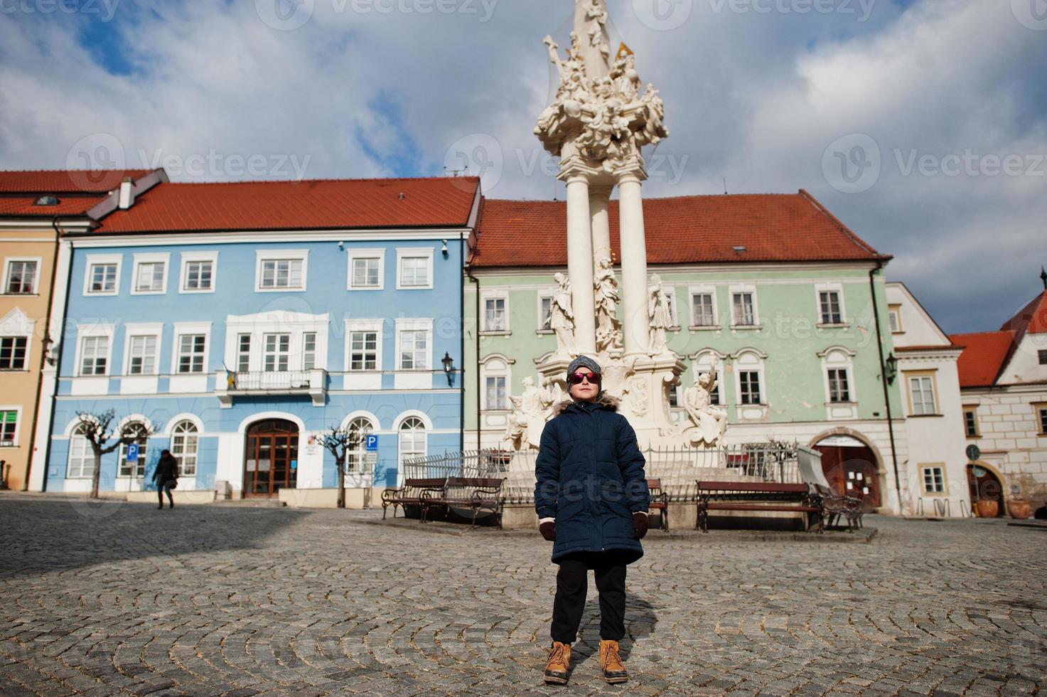 jongen in historisch mikulov, moravië, tsjechië. oude Europese stad. foto