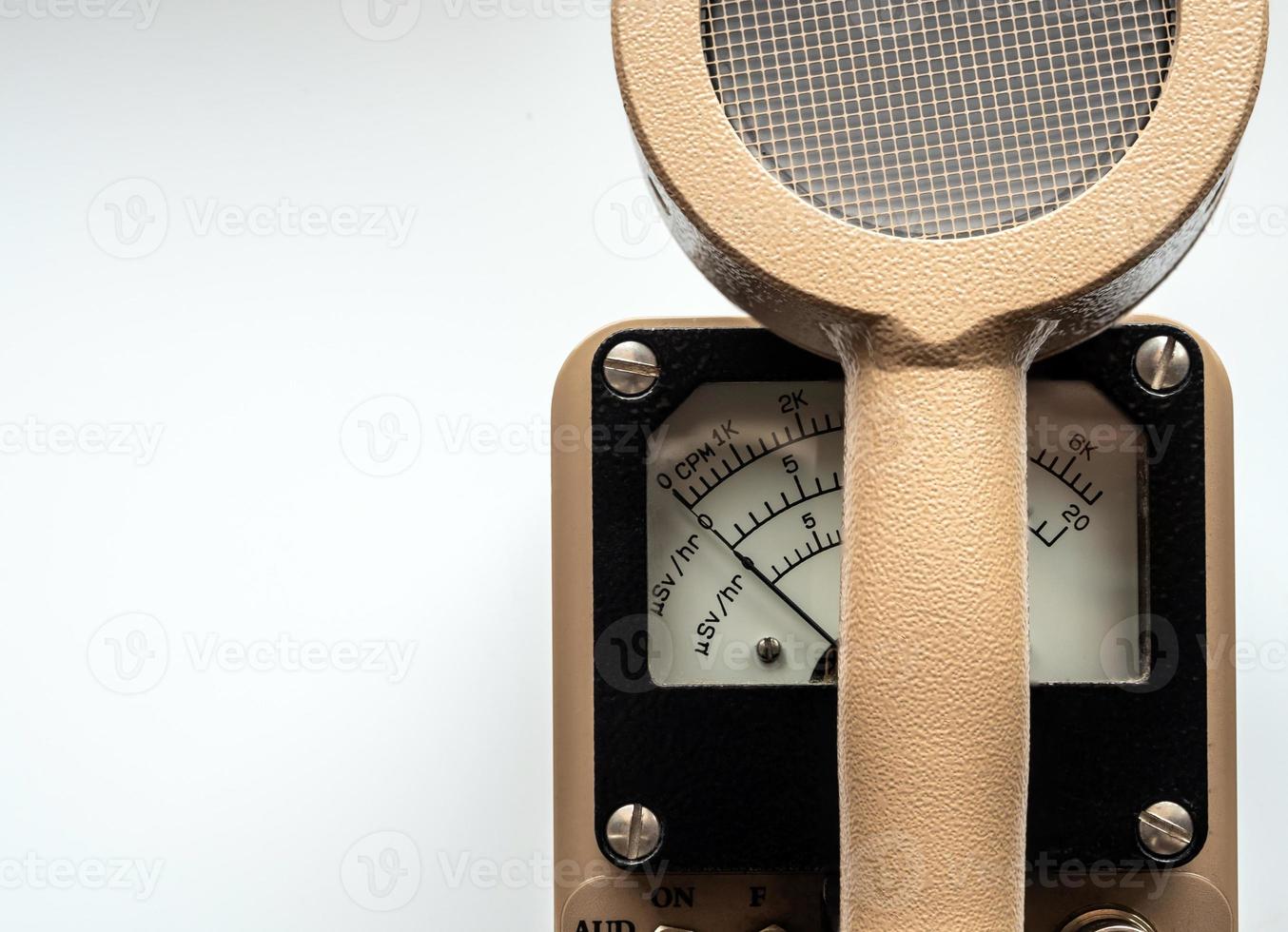 telling per minuut schaal en microsievert per uur schaal op wijzerplaat display stralingsmeter met detector foto