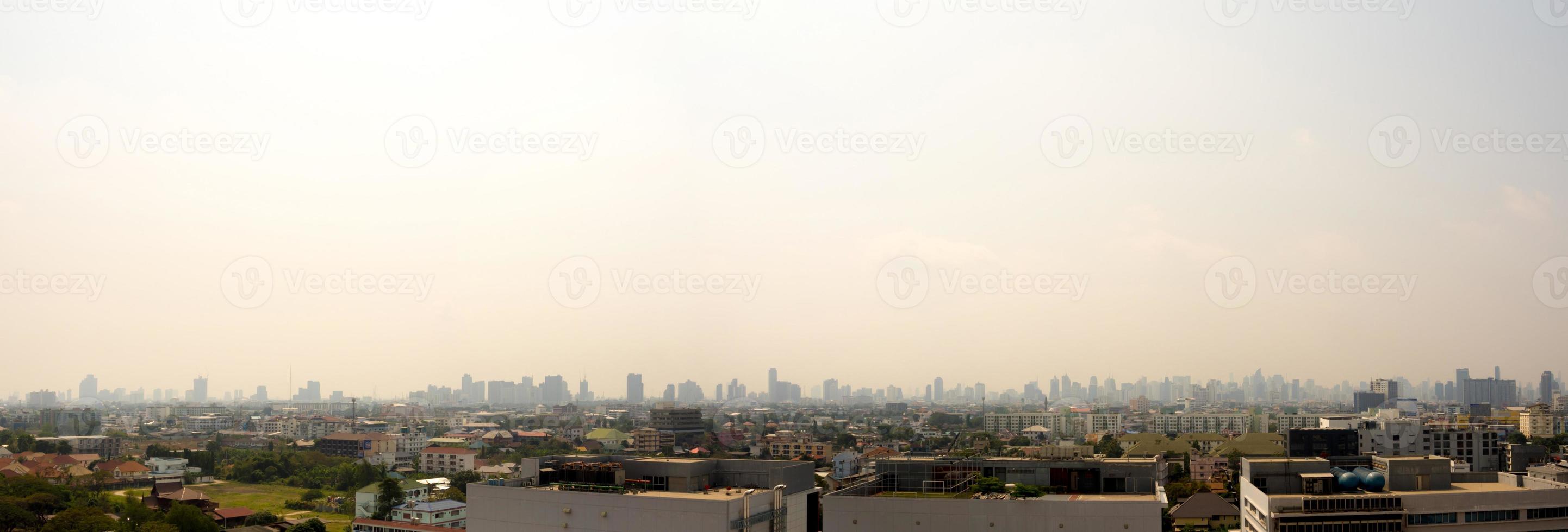 stadsgezicht stedelijke skyline in de mist of smog. breed en hoog beeld van de stad Bangkok in de smog foto