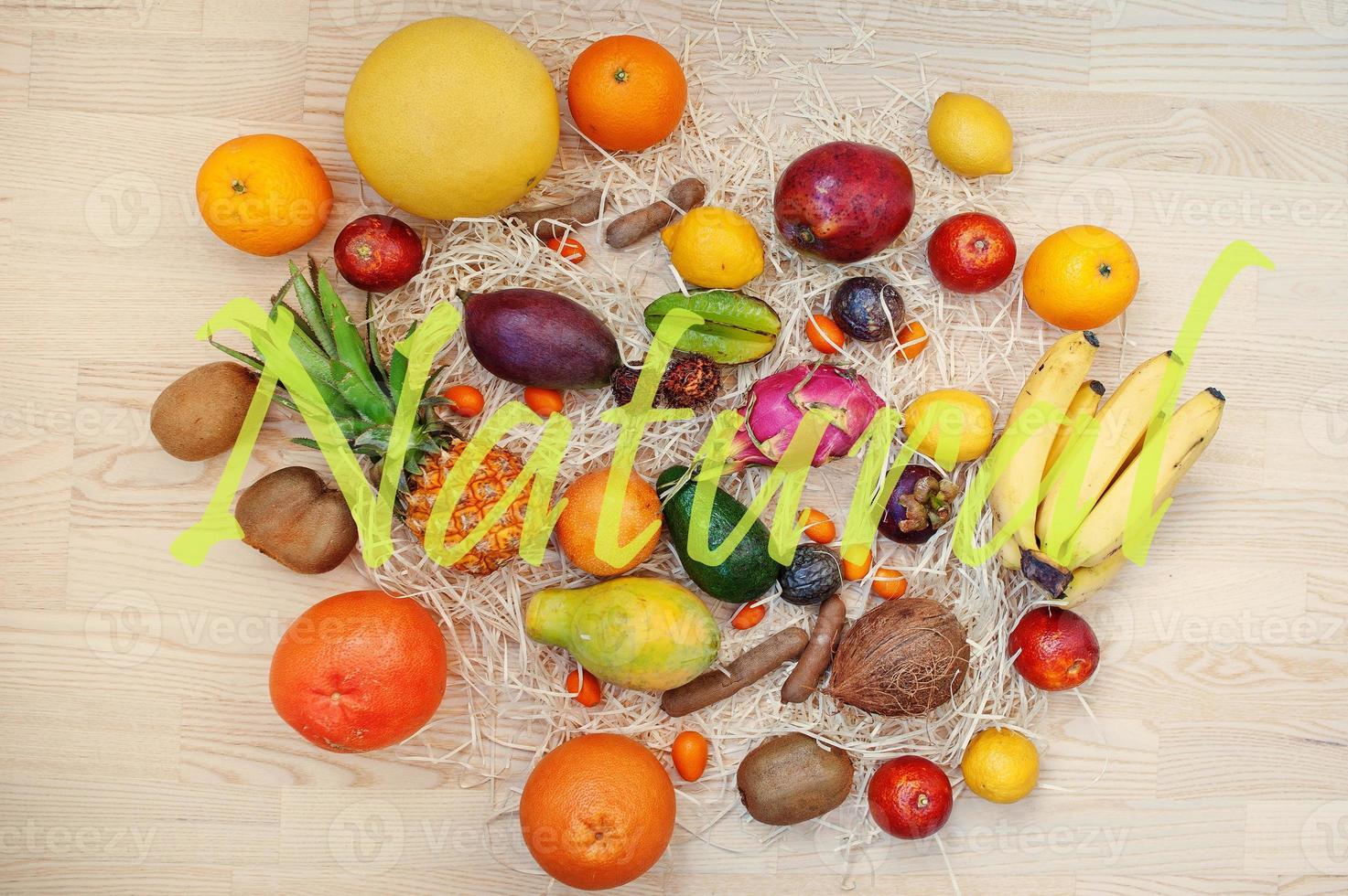 exotisch fruit met natuurlijk teken. gezond eten dieet voedsel achtergrond. foto