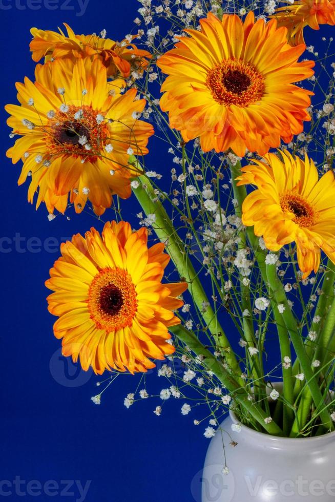 een vaas vol gouden gerbera's bloemen foto