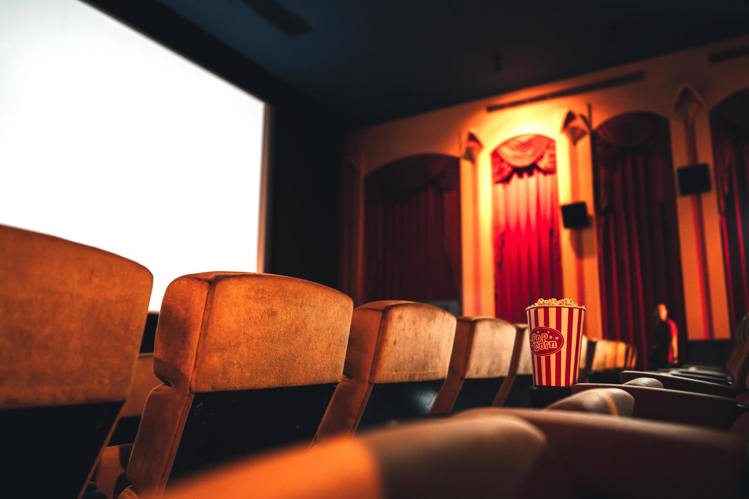 popcornplaats op de gele bank in theater. foto