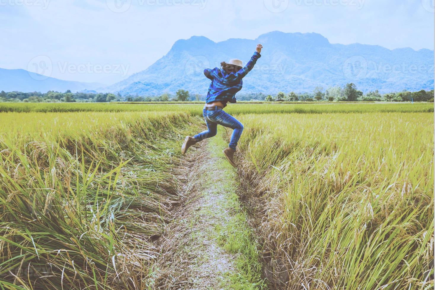 aziatische man reizen ontspannen in de vakantie. spring natuurlijke aanraking bergveld. spring staan blij midden veld rijst. Thailand foto
