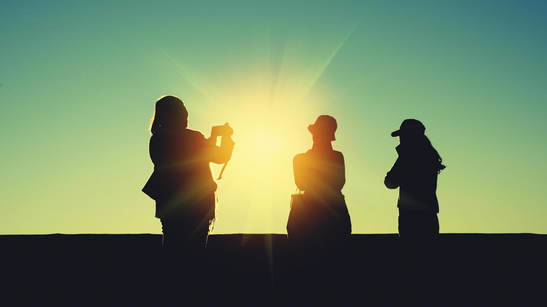 mensen aziatische reizen natuur. reizen ontspannen. natuurlijk tintje platteland. kijken naar de zonsopgang. in de zomer. foto met mobiele telefoon