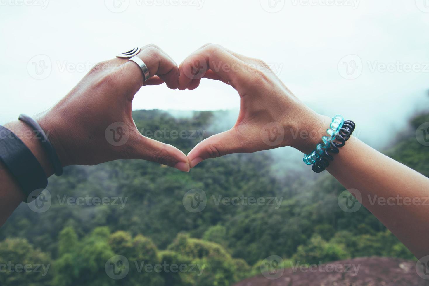 Aziatische minnaar paar vrouw en man reizen natuur. hand hartvormig. met de natuur op de berg met mist foto