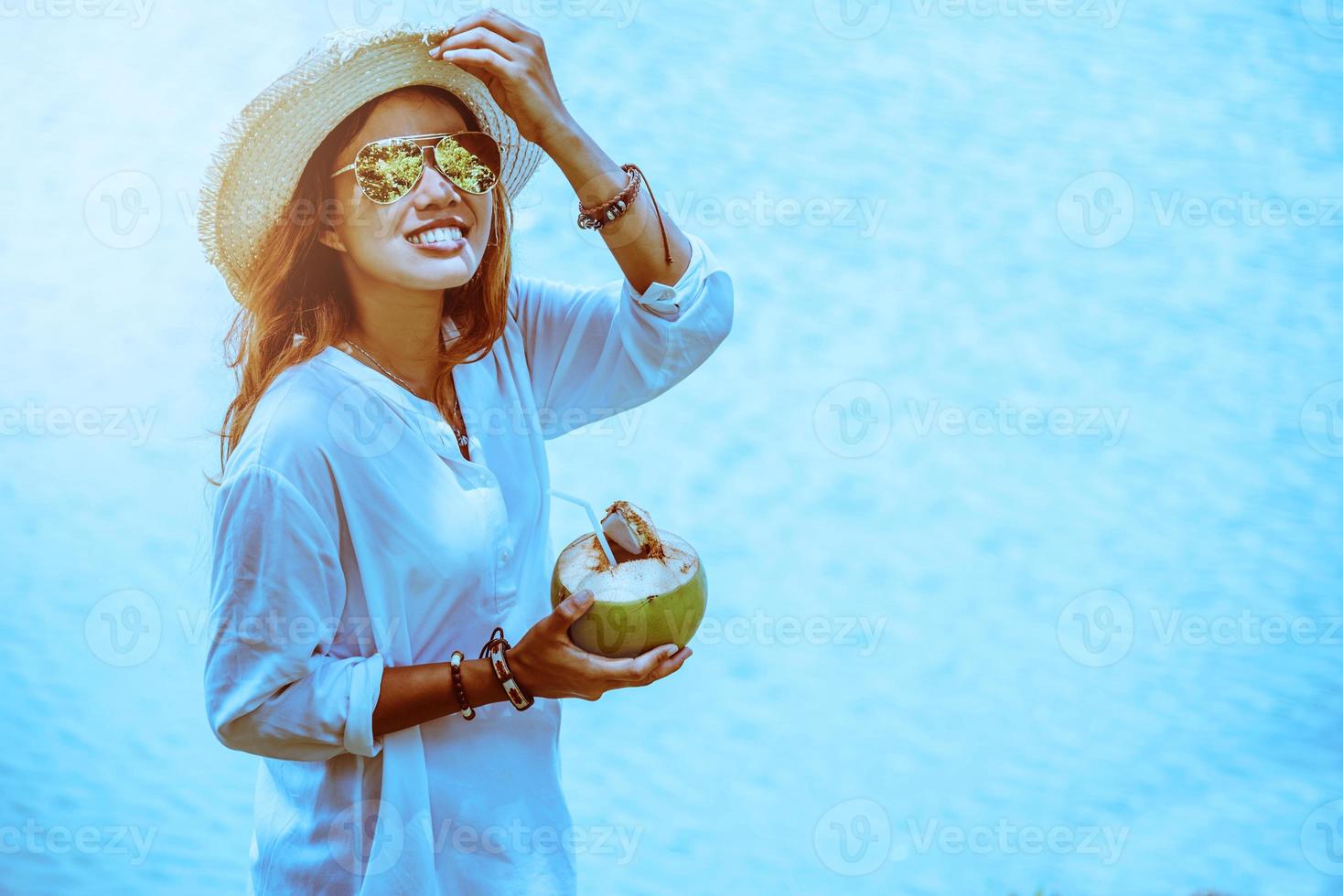 aziatische vrouw reizen ontspannen in de vakantie. in de zomer foto