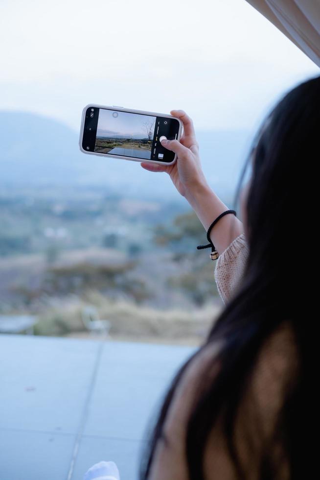 vrouw die smartphone gebruikt, maak een foto in khao kho, thailand