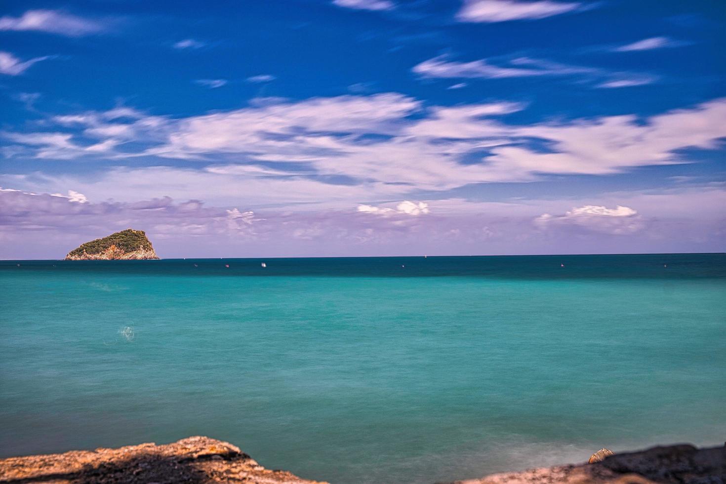 de baai van Spotorno met zijn stranden van fijn zand en de kristalheldere zee in augustus, in het westen van Ligurië foto