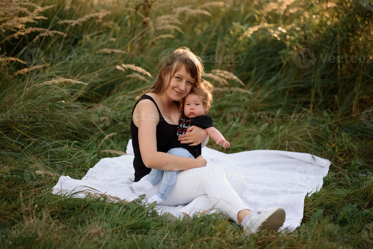 mama en baby knuffelen op een plaid foto