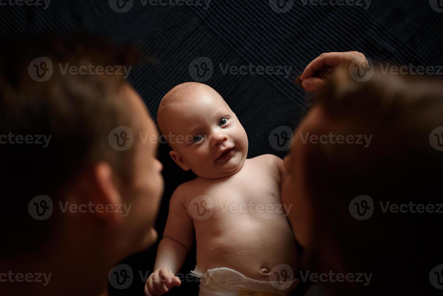 jonge ouders hebben plezier met hun zoontje foto