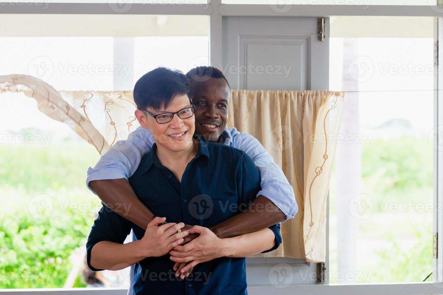 gelukkig homopaar homoseksueel knuffelen thuis, lgbt-concept foto