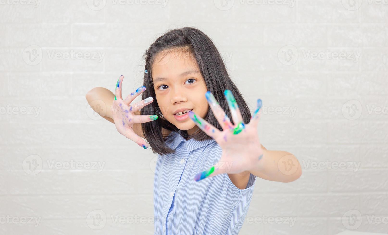 vrolijk klein schattig meisje dat speelt en leert met het kleuren van de kleuren foto