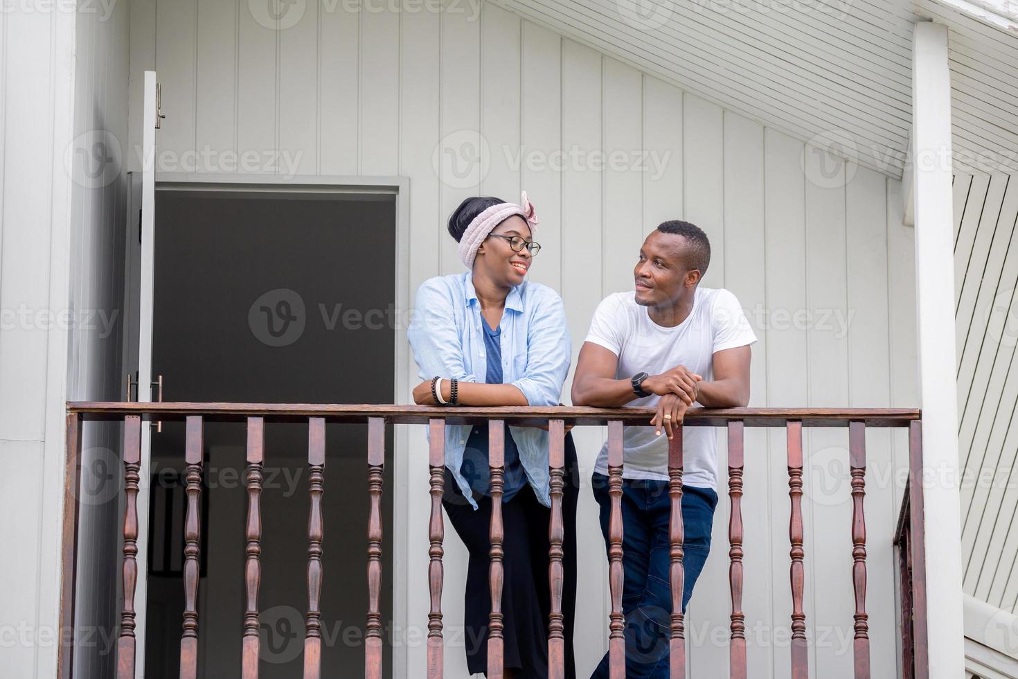 vrolijk afro-amerikaans stel op houten balkon, geluksfamilieconcepten foto