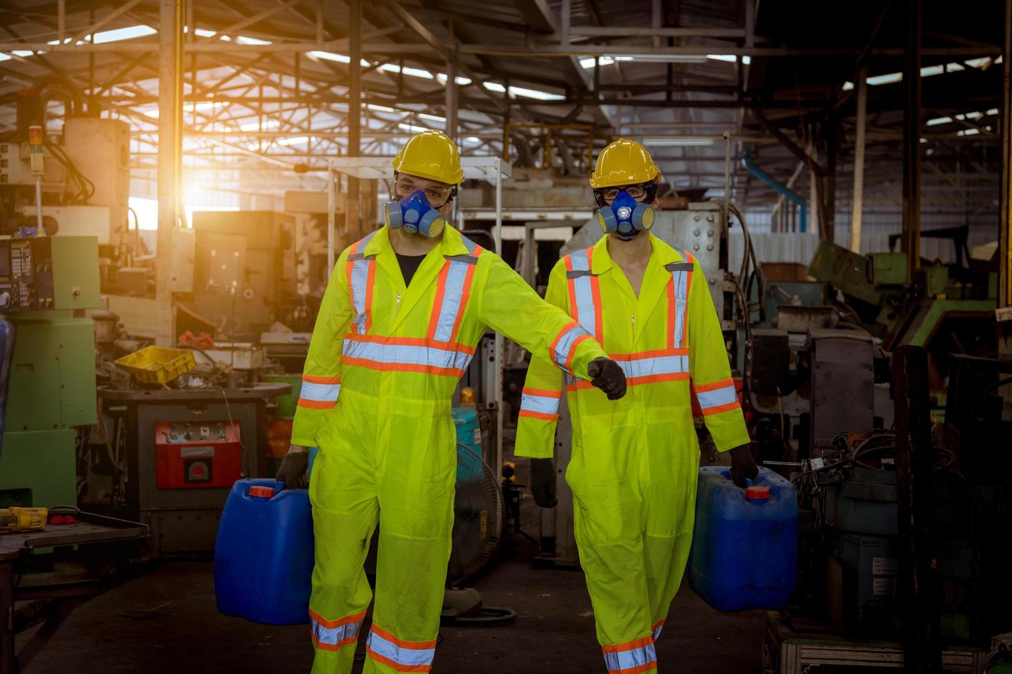industrie engineering en teamwork dragen veiligheid uniforme controle werkende draaibank slijpmachine werken in industrie fabriek. foto