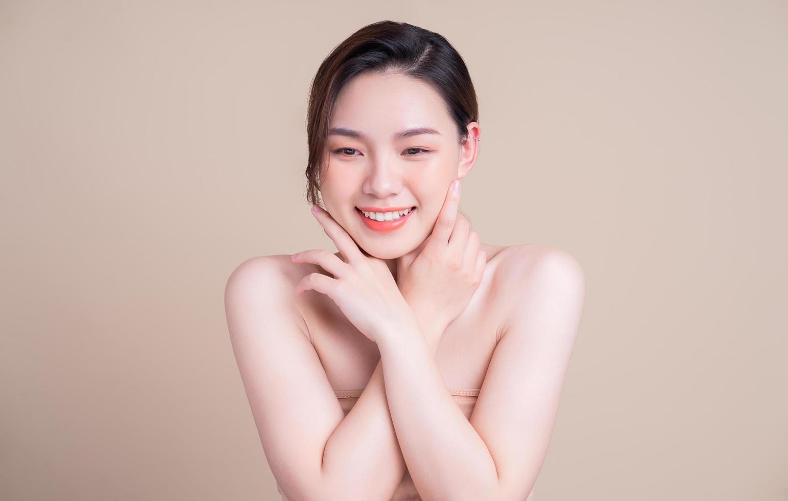 aantrekkelijke jonge Aziatische vrouw met frisse huid. gezichtsverzorging, gezichtsbehandeling, vrouw schoonheid huid geïsoleerd op een witte achtergrond. cosmetologie, schoonheidshuid en cosmetisch concept foto