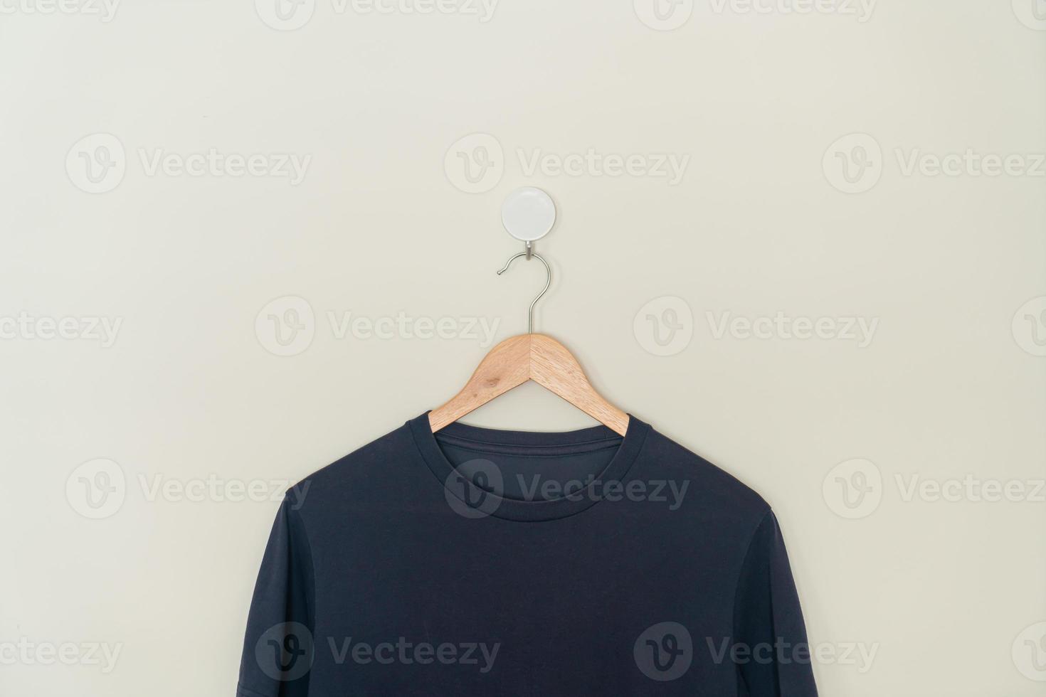 t-shirt hangend met houten hanger foto