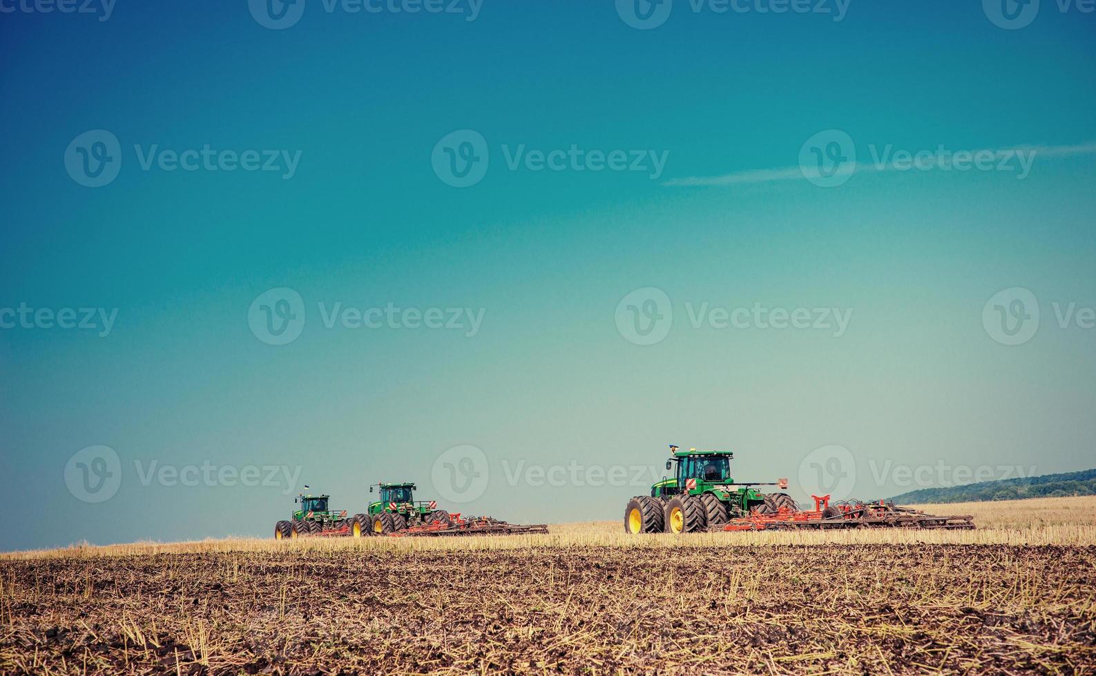 tractor die het veld omploegt. foto