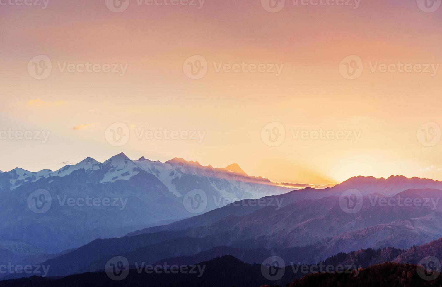 herfstlandschap en besneeuwde bergtoppen. zicht op de mou foto