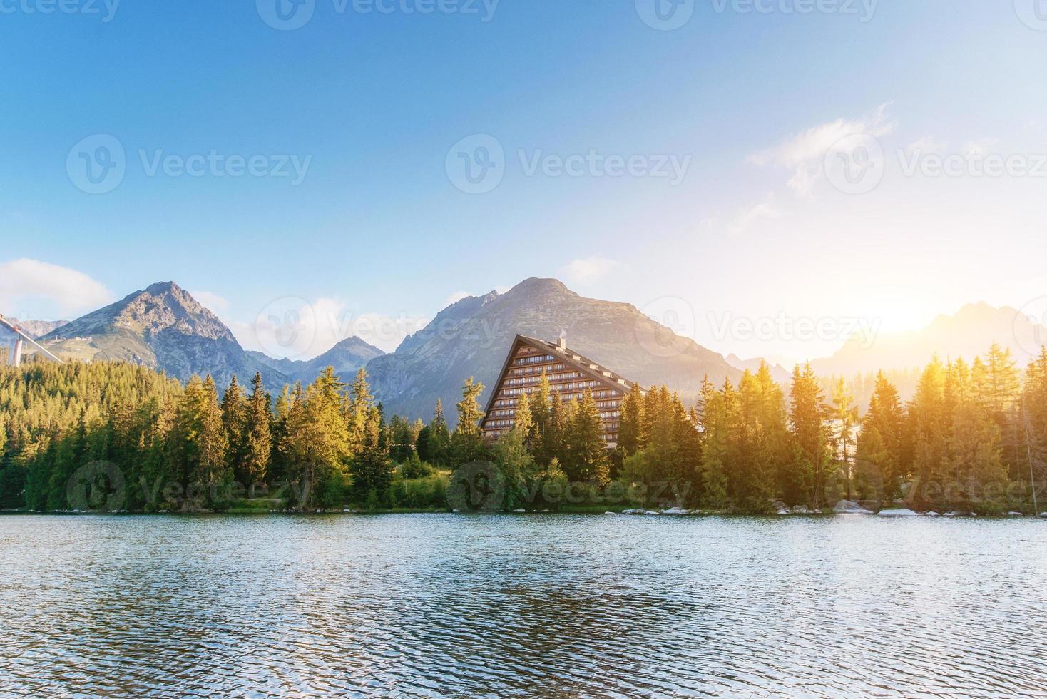 meer strbske pleso in hoge tatra-berg, slowakije, europa foto