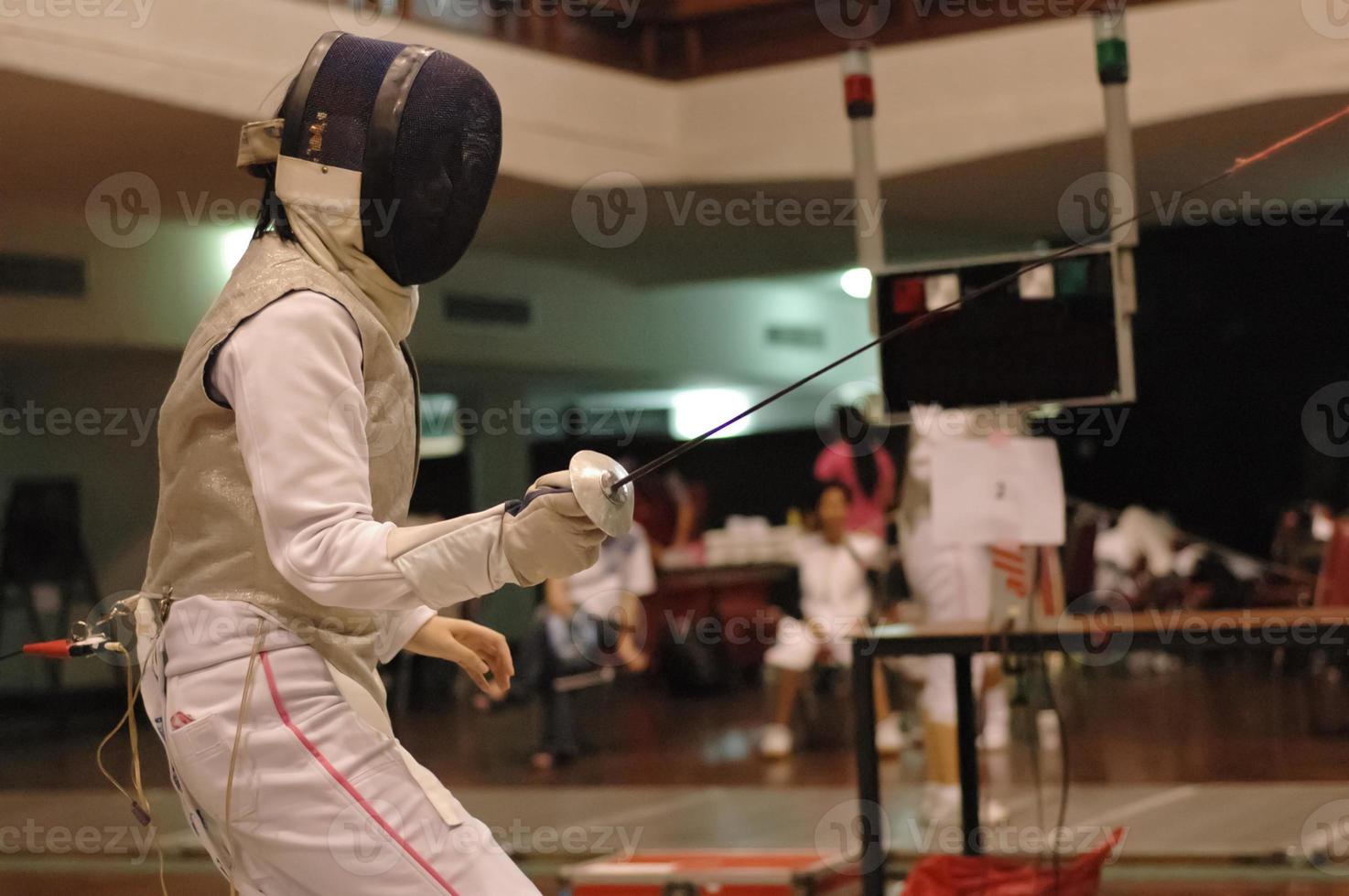 schermer atleet is op zijn hoede en bereidt zich voor om te vechten in een wedstrijd foto