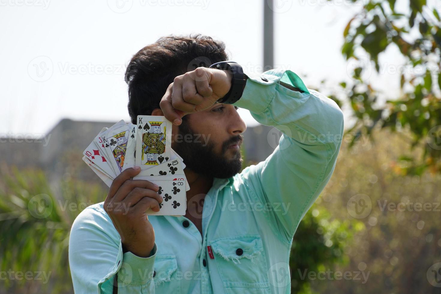 speelkaarten in de hand met een man en shiowing king card - pokerconcept foto